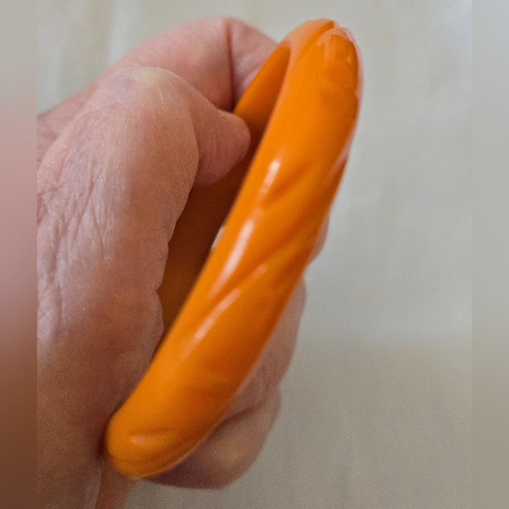 Vtg. Hand-carved Bakelite Bangle Orange - Picture 6 of 9